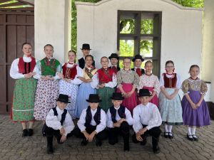 A Kecskeméti Hírös Agóra fenntartásában működő Kecskemét Táncegyüttes a jubileumi évében ismét bebizonyította, hogy a hagyomány szeretete, a közösség ereje és az elhivatott szakmai munka együtt országos sikerekhez vezet. 